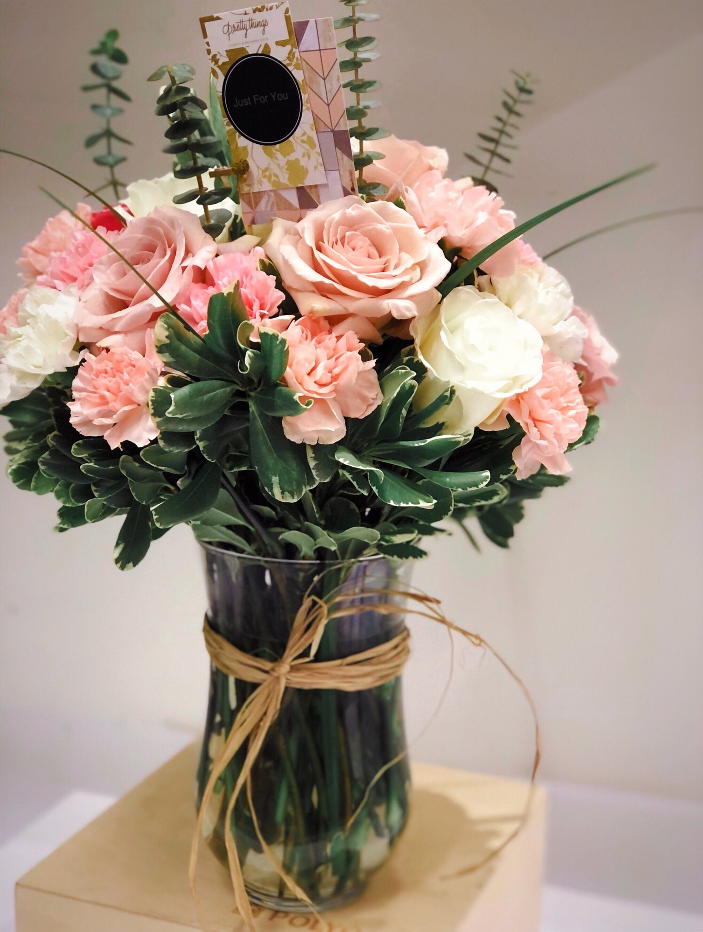 white and light pink roses in a clear vase arrangement. flower delivery for mothers day in richmond, bc