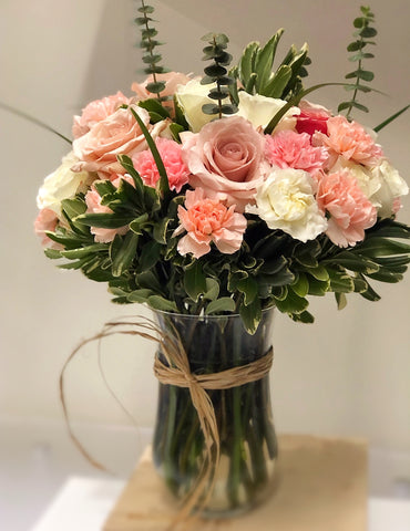 white and light pink roses in a clear vase arrangement. flower delivery for mothers day in richmond, bc